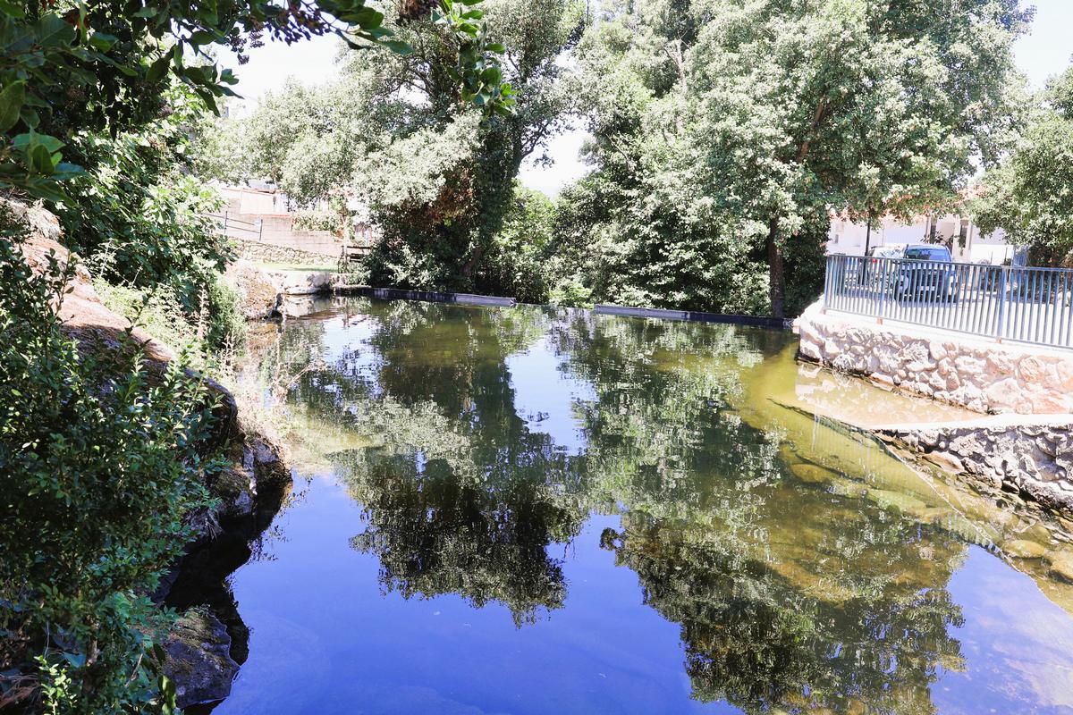 Piscina natural cercana abajo junto a restaurante El Batán próxima a la casa rural La Morada de Corbiche