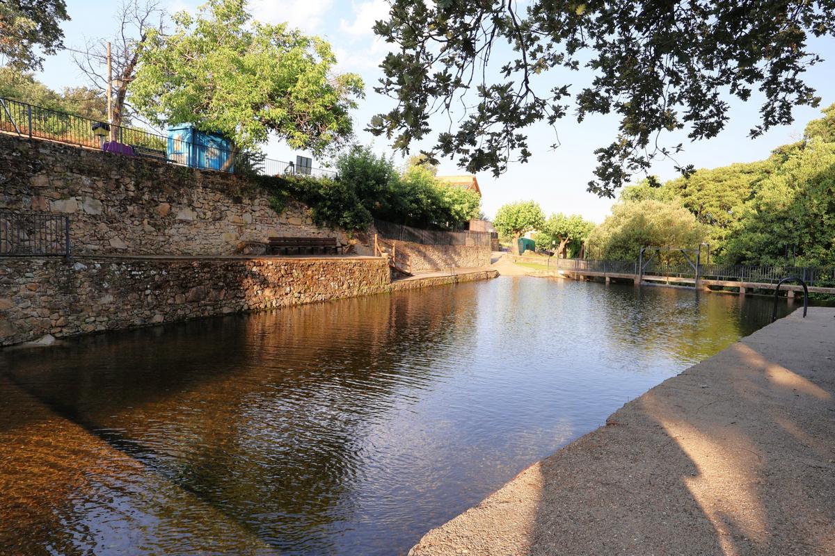 Piscina de arriba Casas del Monte