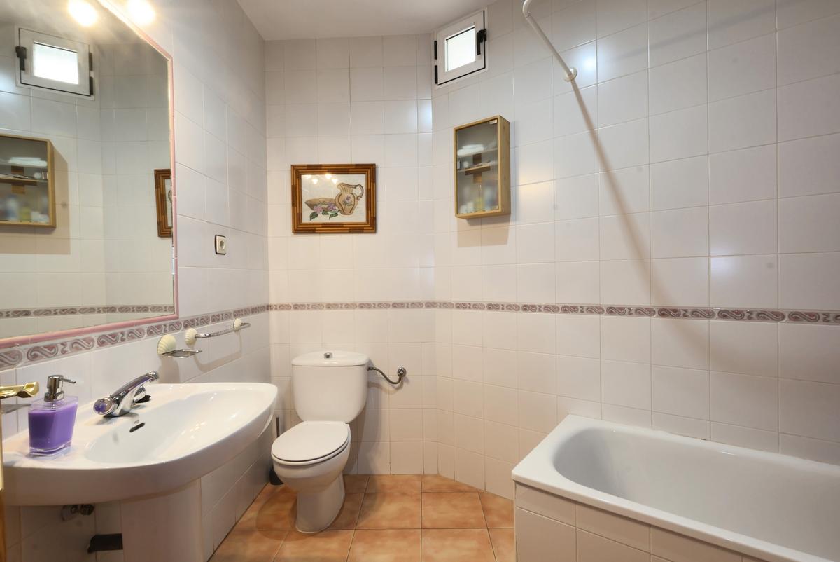 Baño planta baja, bañera, Casa Rural La Morada de Corbiche