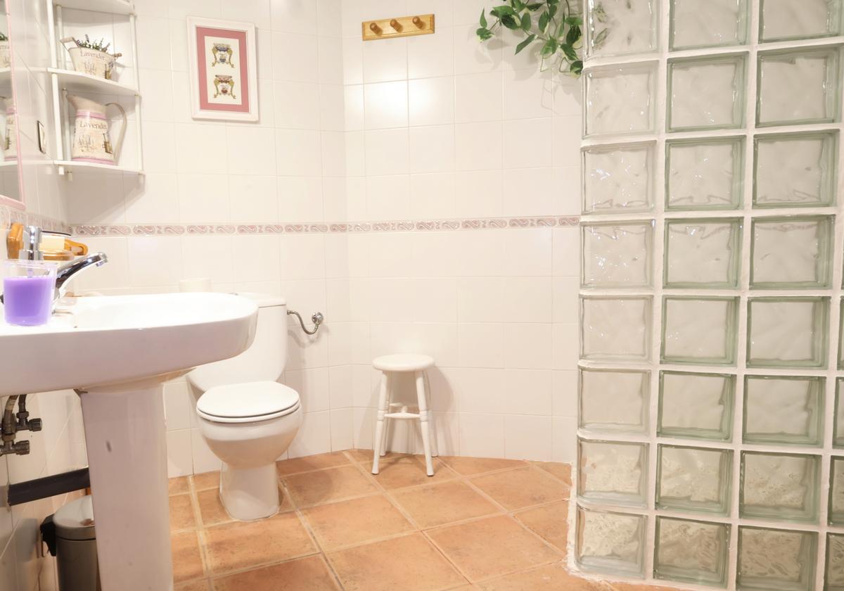 Baño planta superior con ducha Casa Rural La Morada de Corbiche