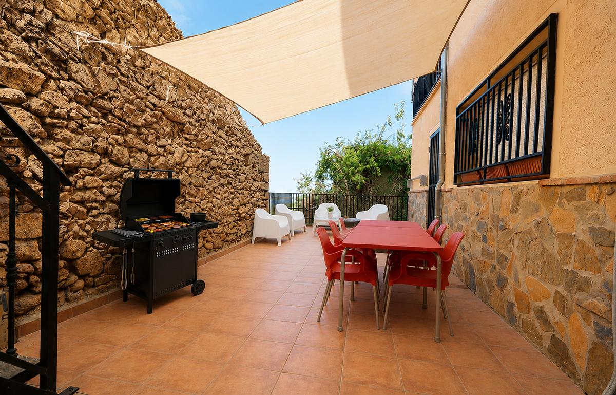 Patio exterior y barbacoa de la Casa Rural de La Morada de Corbiche