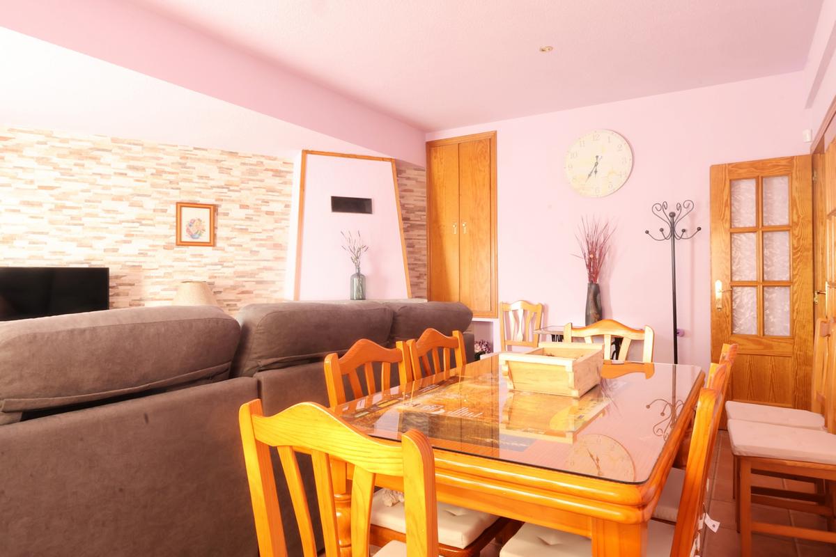 Mesa comedor salón casa rural La Morada de Corbiche